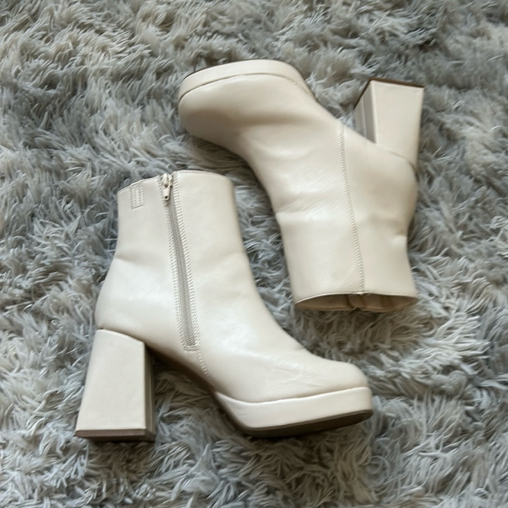 Mari A White Platform Ankle Boots Size 9